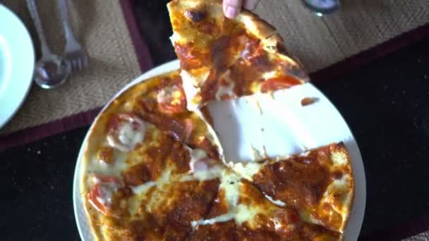 Pizza crust cheese and tomatoes - Video, Çekim