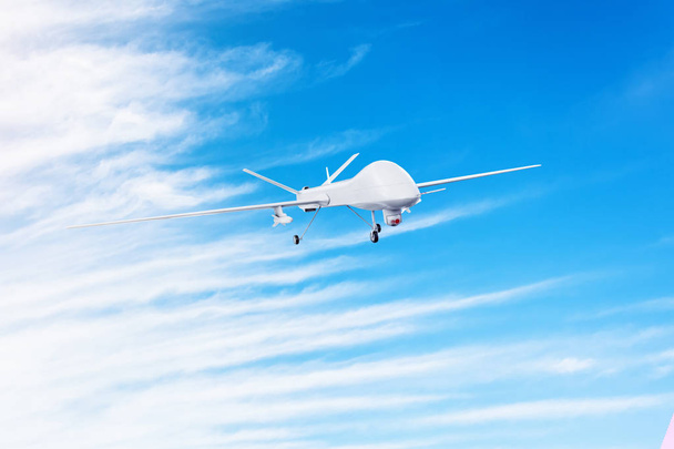 Drone militaire sans pilote avec des missiles armés vole dans le ciel
. - Photo, image
