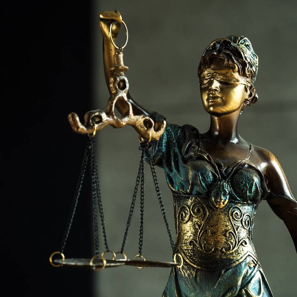 Gesetz und Gerechtigkeit, Statue der blinden Göttin themis. - Foto, Bild