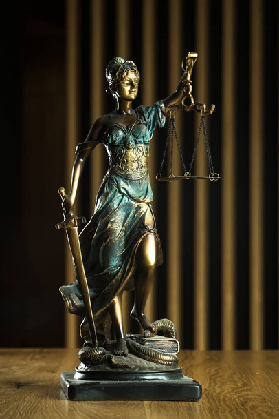 Hukuk ve Adalet, Kör Tanrıça Themis 'in Heykeli. - Fotoğraf, Görsel