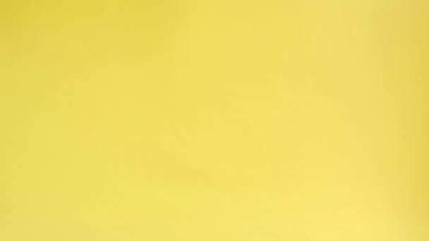 Крупный план детских рук демонстрирует викторианский знак на желтой бумаге, выражает торжество и торжество. Понятие языка тела. Вывеска. Прорыв через бумажную стену
. - Кадры, видео