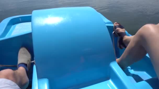 Zbliżenie mężczyzna i Kobieta nogi pedałowania wody cykl katamaran łodzi pedały - Materiał filmowy, wideo