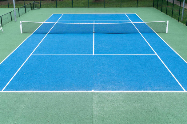 屋外のブルーテニスコート。スポーツの背景 - 写真・画像