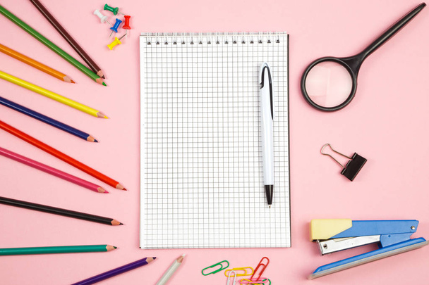 matite colorate, cancelleria, taccuino di carta con penna e ingrandimento
 - Foto, immagini