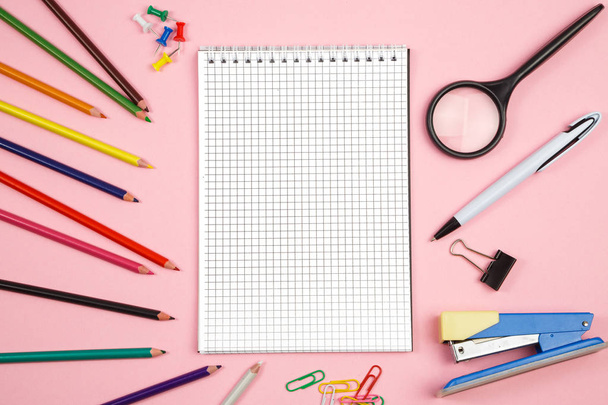 barevné tužky, dopisní papír, zápisník s perem a zvětšovačem - Fotografie, Obrázek