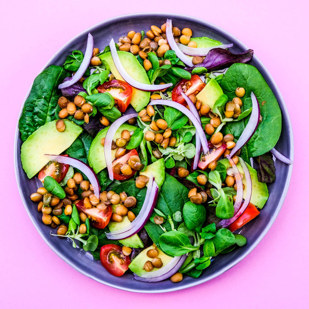 Здоровый авокадо и вегетарианский салат чечевицы
 - Фото, изображение