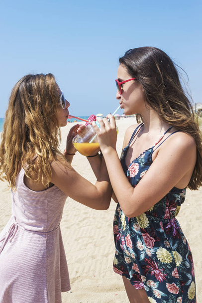 Skupina šťastných mladých žen nebo ženských přátel opékání nealkoholických nápojů na letní pláži - Fotografie, Obrázek
