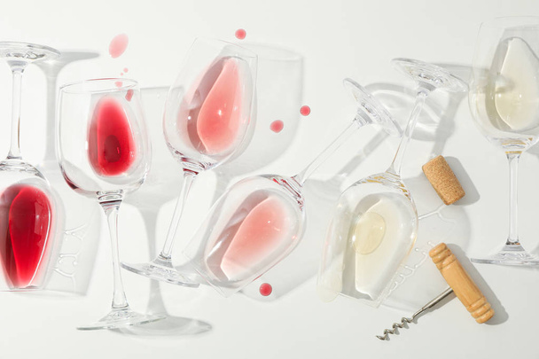 Composición plana. Sacacorchos, copas con vino diferente
  - Foto, imagen