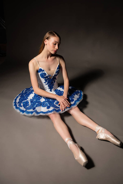 Ballerina sininen ja valkoinen
 - Valokuva, kuva