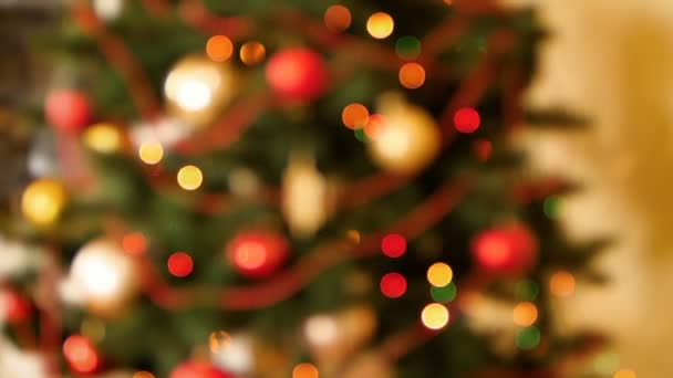 Αργή motin αποεστιασμένο βίντεο του φωτισμού κύκλους ή bokehs πολύχρωμα φώτα σε χριστουγεννιάτικο δέντρο. Τέλεια βολή για χειμερινές γιορτές και διακοπές - Πλάνα, βίντεο