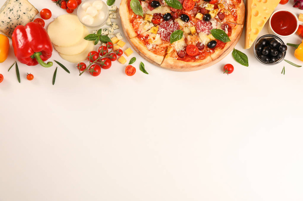 Litteä pano. Pizza ja ainekset: vihannekset, juusto valkoinen bac
 - Valokuva, kuva