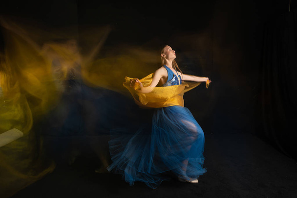 Bailarina en movimiento
 - Foto, Imagen