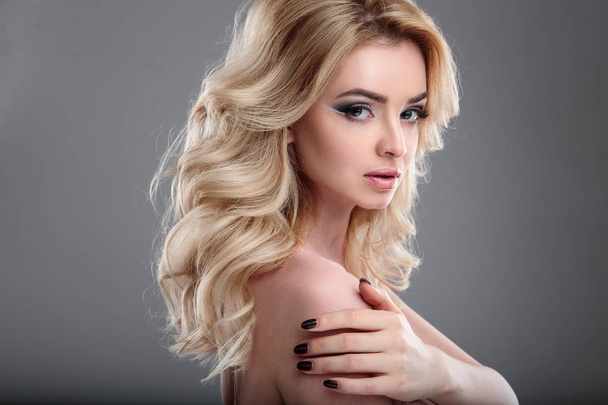 Beauty portrait of blonde beautiful woman with perfect makeup and hair style, isolated. Spa and hair, healthy skin - Foto, Imagen