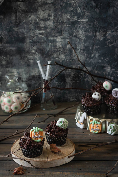 Pasteles de chocolate con caramelos de malvavisco espeluznante para fiestas de Halloween
. - Foto, Imagen