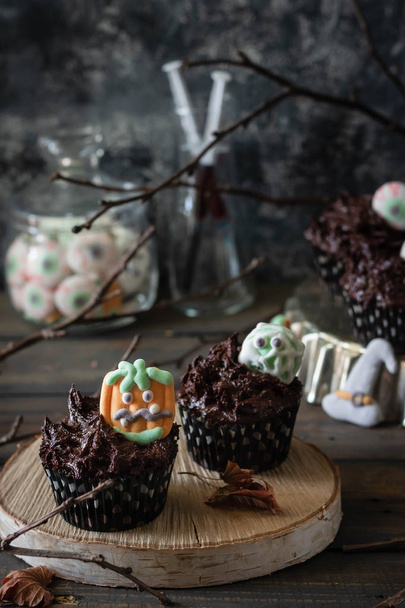 Chocolate Cupcakes with Creepy Marshmallow Sweets for Halloween Parties. - Fotoğraf, Görsel