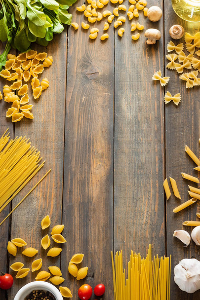 Verschillende soorten rauwe pasta. Italiaans eten. Gezond voedsel achtergrond concept. - Foto, afbeelding