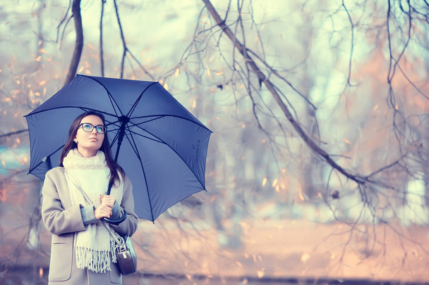 女の子傘の森の風景/都市公園で傘を持つ若い女性の秋の景色 - 写真・画像