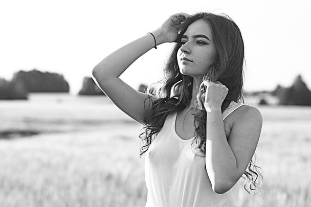 sexy girl in a t-shirt in a field / summer look, a beautiful young adult sexy model - Fotoğraf, Görsel