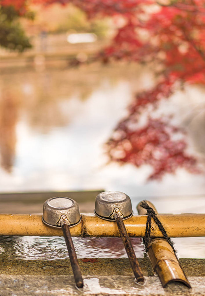 jesienią w parku inokashira w mieście Kichijoji trzy kadzie wodne na zlewisku oczyszczającym. - Zdjęcie, obraz
