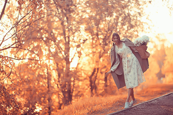 golden autumn girl portrait / happy free young girl in autumn landscape, indian summer view - Fotoğraf, Görsel