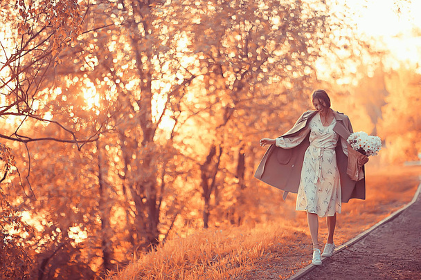 golden autumn girl portrait / happy free young girl in autumn landscape, indian summer view - Fotografie, Obrázek