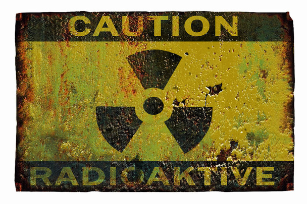ЗНАЧЕНИЕ РАДИАЦИЯ, старый ржавый знак с надписью: осторожность радиоактивна
 - Фото, изображение