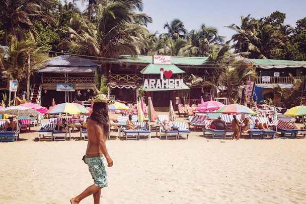Arambol, Goa na Índia, 9 de fevereiro de 2019: Restaurante de lagosta na praia de Arambol com Eu amo o sinal de Arambol na frente
 - Foto, Imagem