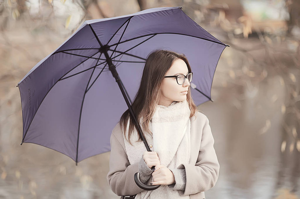 dziewczynka jesień krajobraz las parasol młoda dziewczyna z parasolem w parku miejskim - Zdjęcie, obraz