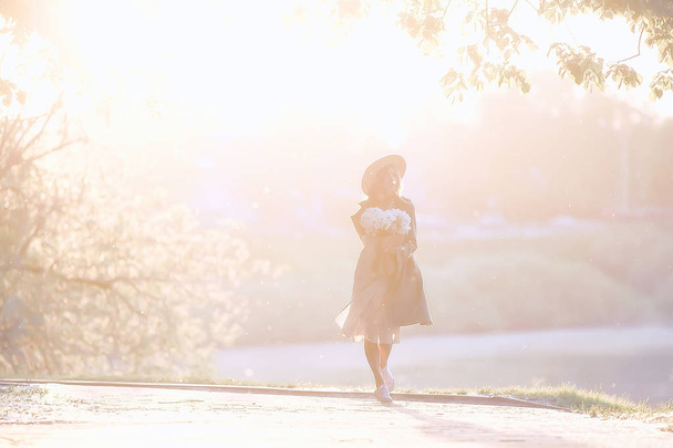 девушка в ожидании городской даты / счастливая девушка с букетом цветов прогуливаясь по городскому пейзажу, мягкий свет
 - Фото, изображение