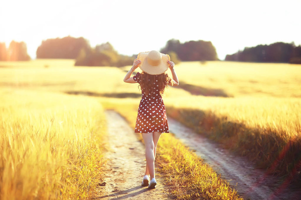 summer portrait of a girl in a straw hat in a field / landscape in a yellow wheat field, rustic romance of Provence - Foto, imagen