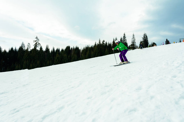 Een jongeman is skiën in de Karpaten op de hellingen. - Foto, afbeelding