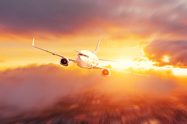 L'avion vole à l'aube au-dessus des nuages pendant un voyage
. - Photo, image