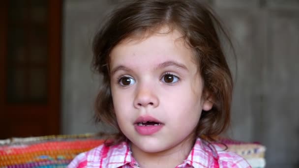 material de archivo de adorable niña en casa
 - Metraje, vídeo