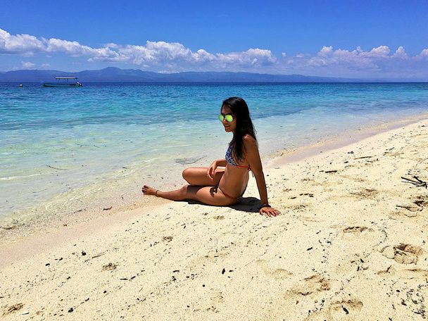 Красива і сексуальна Тайська брюнетка засмаглий дівчина в бікіні на Філіппінах - Фото, зображення