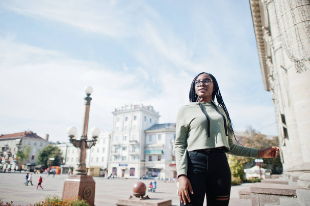 City portrait of positive young dark skinned female wearing gree - Foto, Imagem