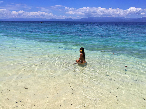 schöne und sexy thailändische Brünette gebräuntes Mädchen im Bikini auf den Philippinen - Foto, Bild