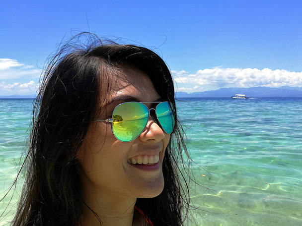 フィリピンのビキニで美しく、セクシーなタイのブルネット日焼けした女の子 - 写真・画像