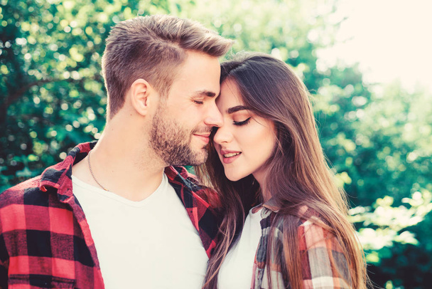 honeymoon vacation. man and woman in checkered shirt relax in park. family weekend. romantic date. valentines day. summer camping in forest. hipster couple outdoor. couple in love. Hiking - Foto, Bild