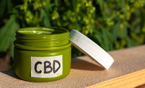 Crème de chanvre CBD, marijuana médicale et crème en pot, lumière légale
  - Photo, image