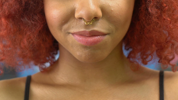 Fashionista mujer joven con anillo en la nariz posando en la cámara, tendencia, primer plano de la cara
 - Imágenes, Vídeo