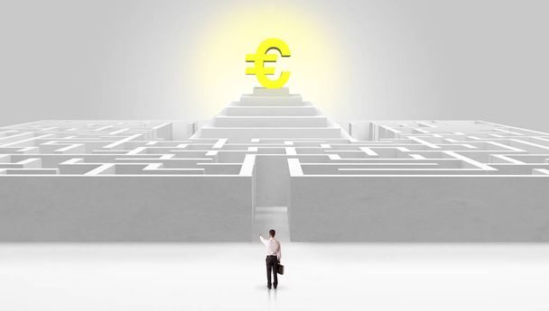 Homme debout à l'extérieur d'un labyrinthe avec concept de profit au milieu
 - Photo, image