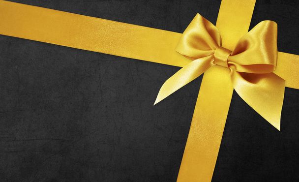 tarjeta de regalo negro con lazo de cinta dorada, concepto de viernes negro
 - Foto, imagen