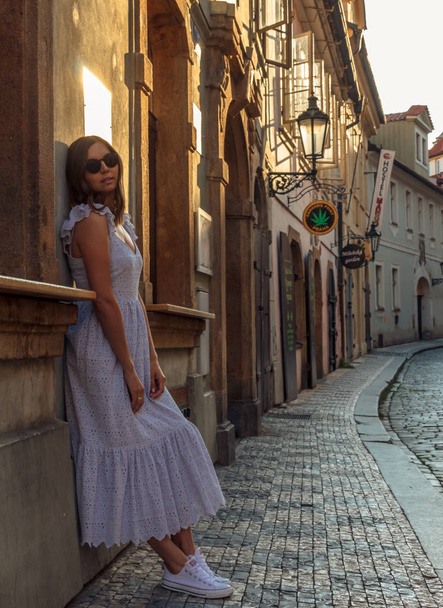 A girl walks around Prague on a sunny day. - Foto, afbeelding