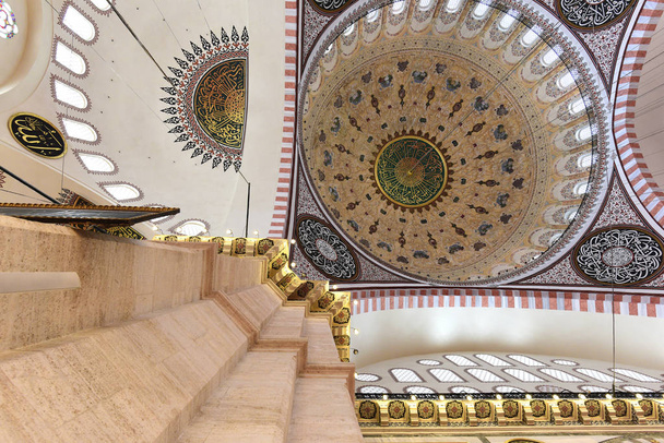 Vista sul soffitto della Moschea Suleymaniye a Istanbul, Turchia
 - Foto, immagini