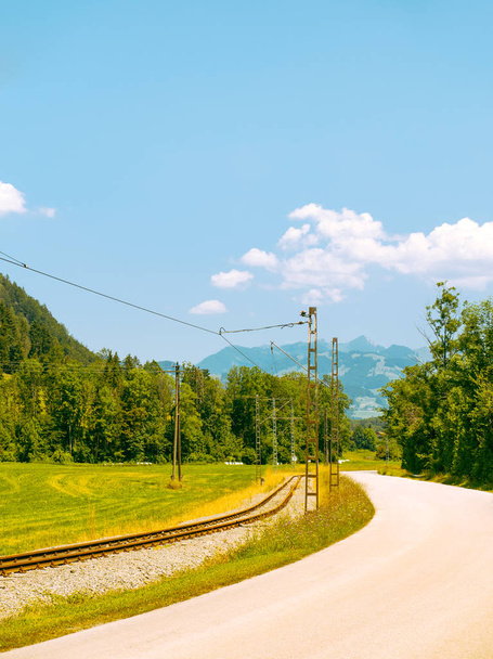 Ferrocarril a través de un hermoso paisaje panorámico, Alpes bávaros
 - Foto, imagen