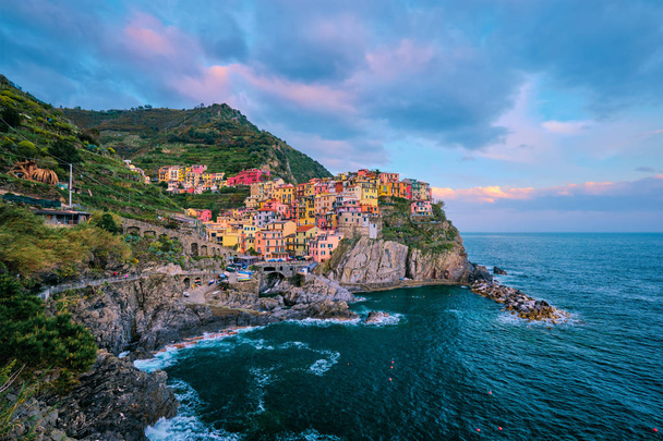 Wieś Manarola o zachodzie słońca, Cinque Terre, Liguria, Włochy - Zdjęcie, obraz