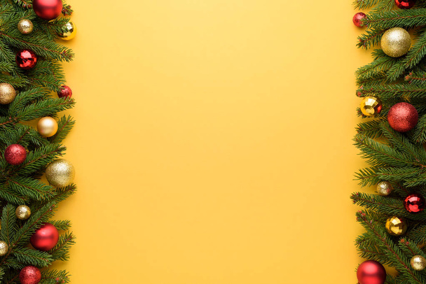 Boże Narodzenie lub Nowy Rok dekoracji granicy na żółtym tle - Zdjęcie, obraz