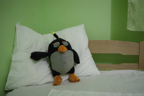 Buenas noches - pingüino de juguete suave en una almohada
 - Foto, Imagen