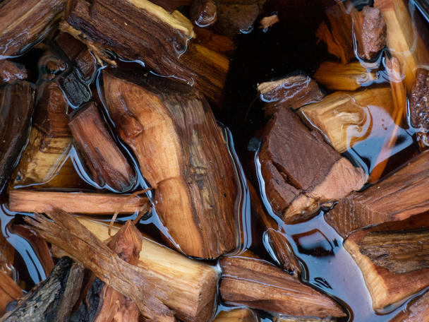 Trucioli di legno immersi in acqua per fumare in BB
 - Foto, immagini