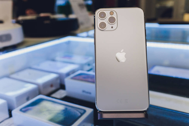 Ufa, Russia, 24 September, 2019: The iPhone 11, 11 Pro and Pro Max are displayed as the smartphone by Apple Computers goes on sale rear view of triple-camera. - Foto, afbeelding